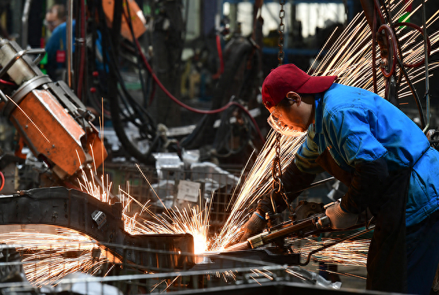 在位于肥西县桃花镇的安徽方圆机械有限公司,工人在生产线上进行焊接