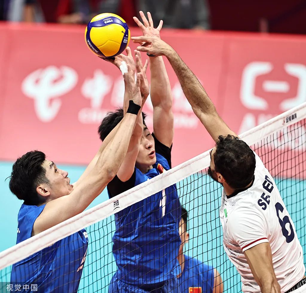 中国男排在比赛中拦网.