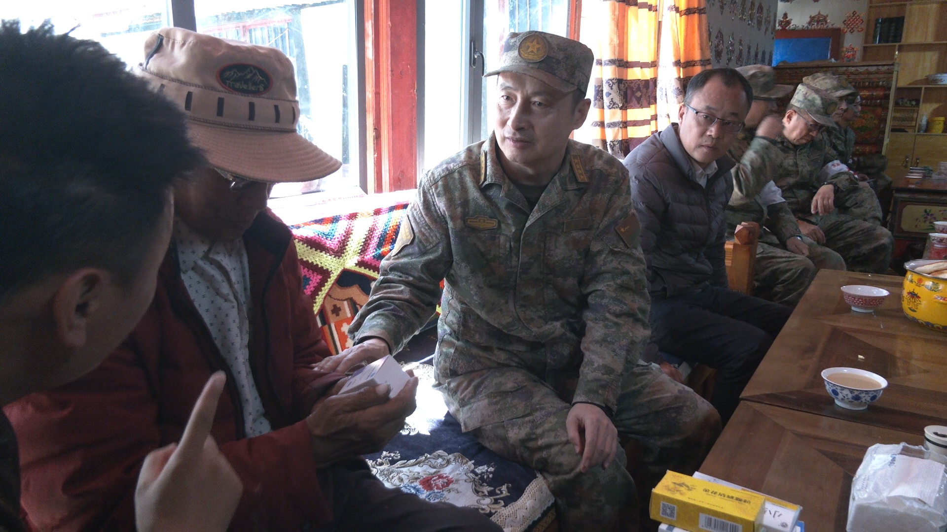 走进藏族同胞家中巡诊.