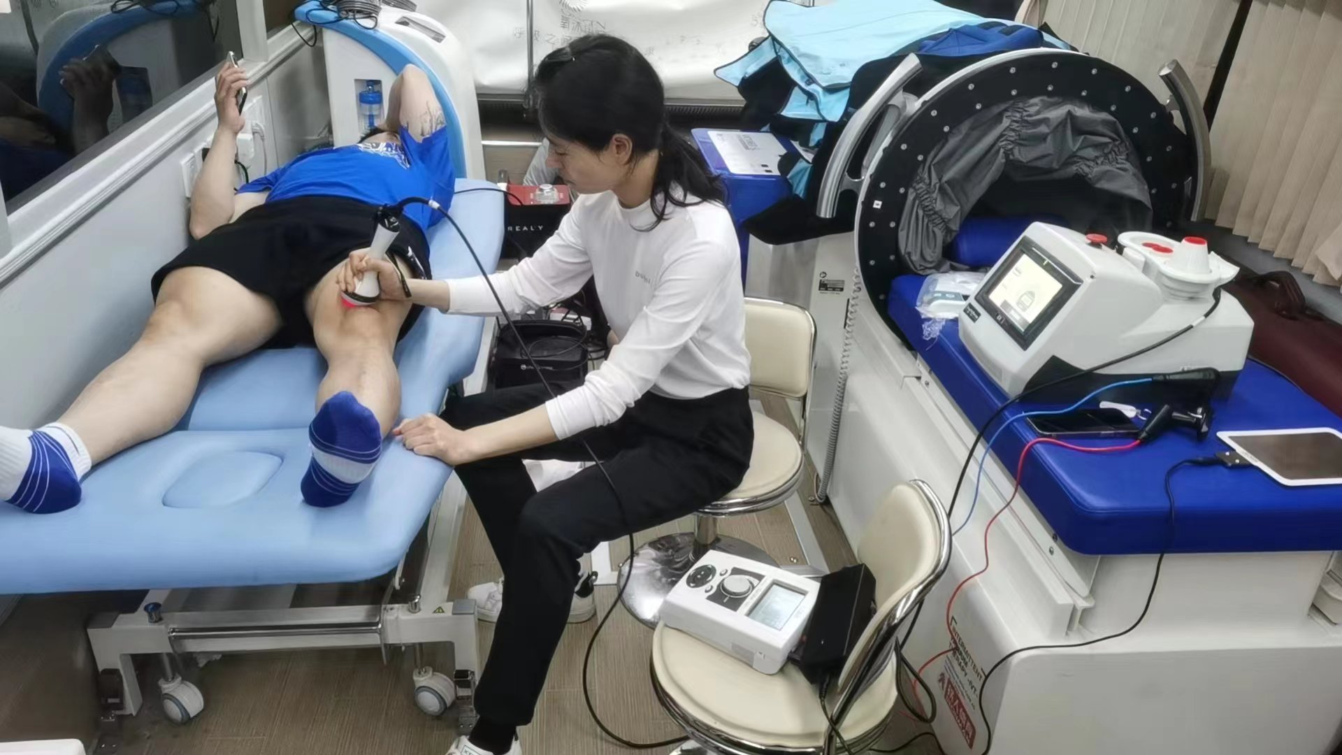 训练结束后运动员在医疗保障车上接受康复诊疗.受访者供图