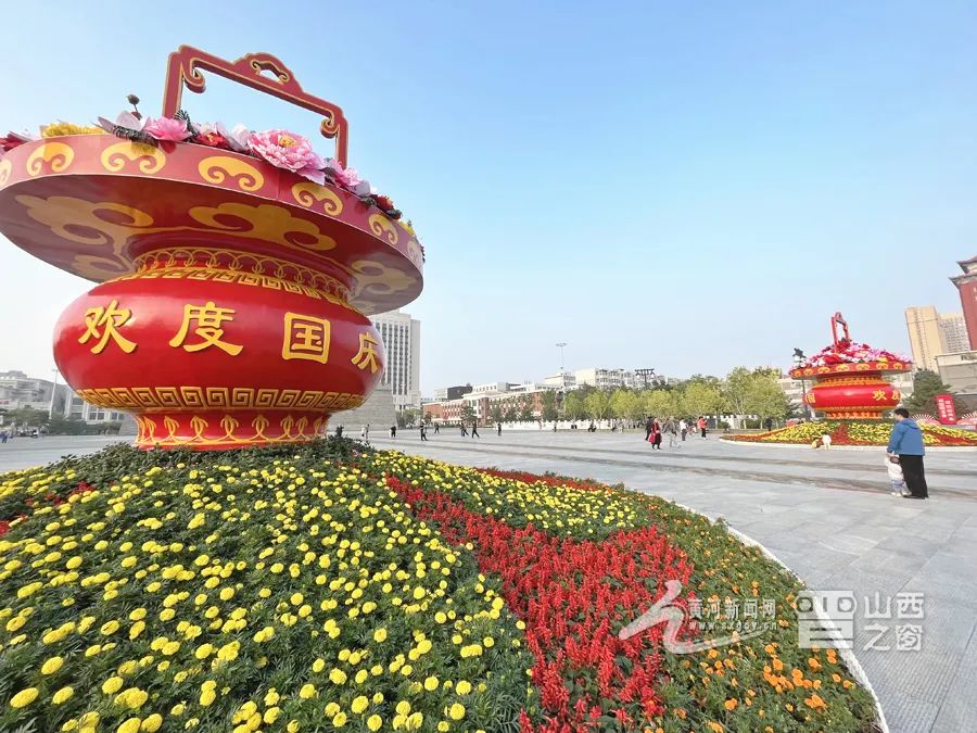 图为太原市五一广场设置的花坛.
