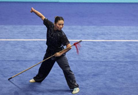 沈晓榆在赛场上舞枪.(参考消息记者 王勍 摄)