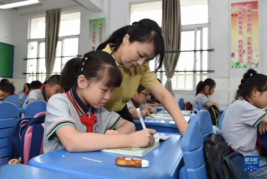 安徽合肥市某小学,老师在语文课上指导学生.图 |&nbsp;新华社
