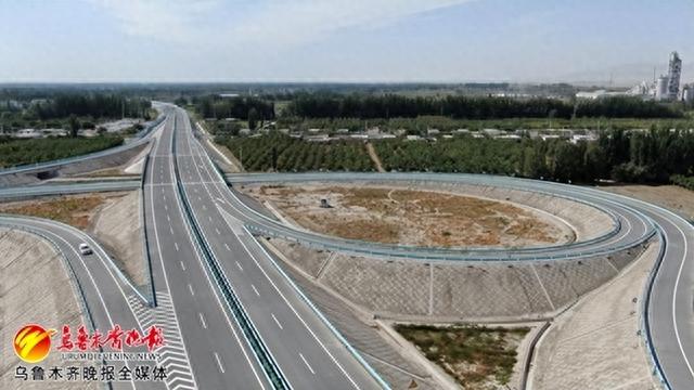 国道580线阿克苏至阿瓦提公路项目.记者马婷 通讯员何永龙摄