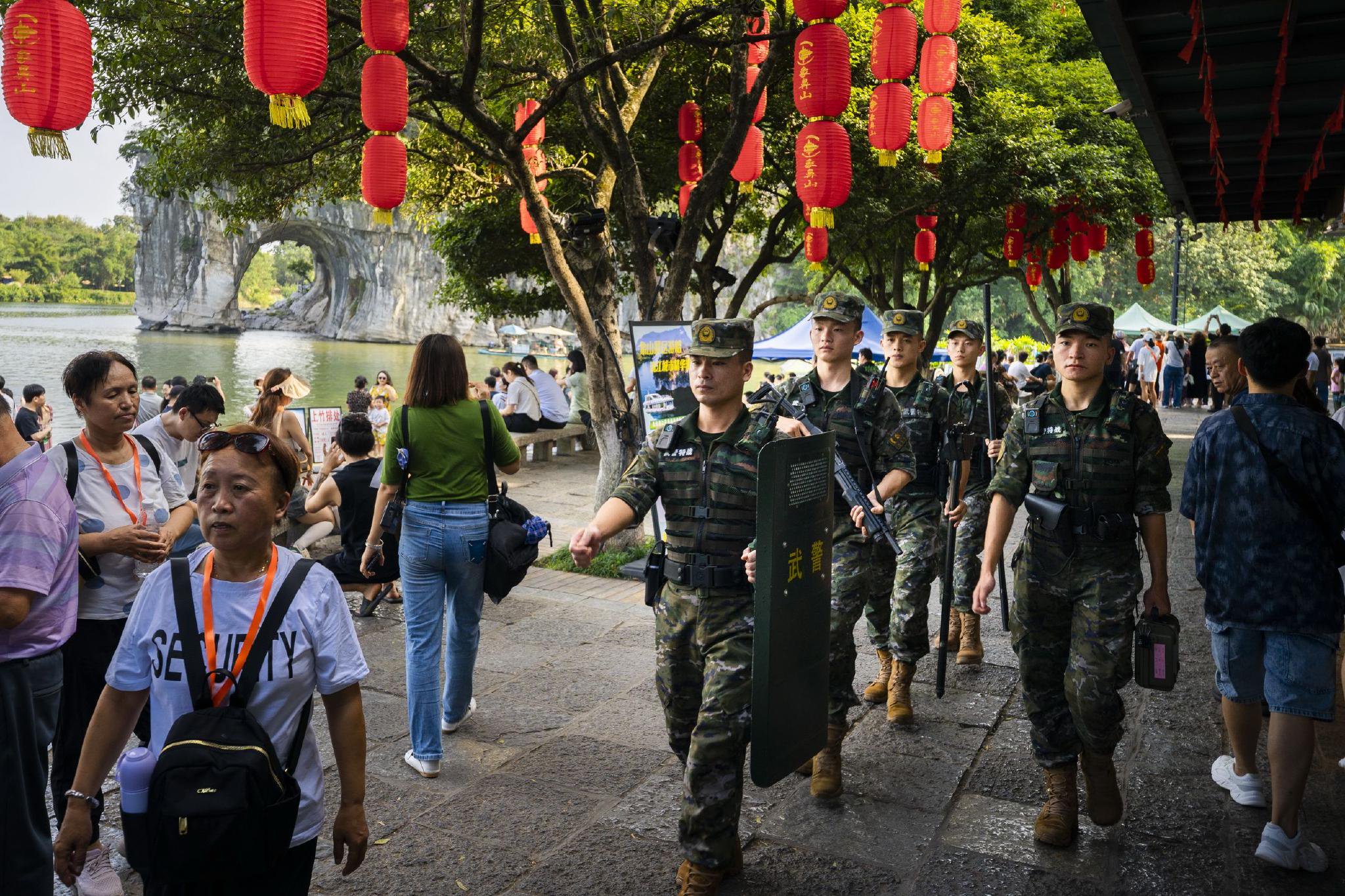 武警桂林支队:官兵坚守执勤一线 确保双节安全稳定|巡逻_新浪财经