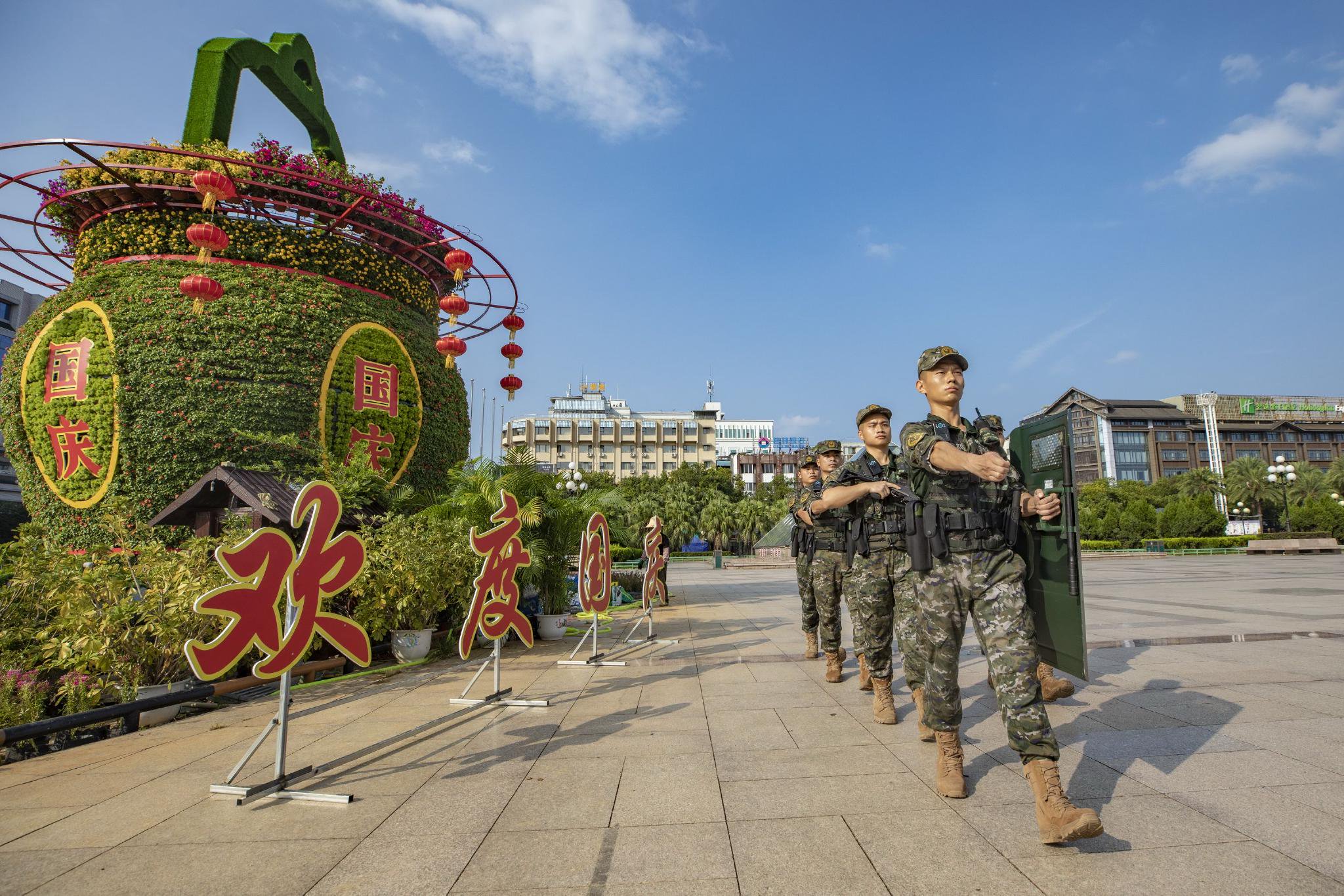武警桂林支队:官兵坚守执勤一线 确保双节安全稳定|巡逻_新浪财经