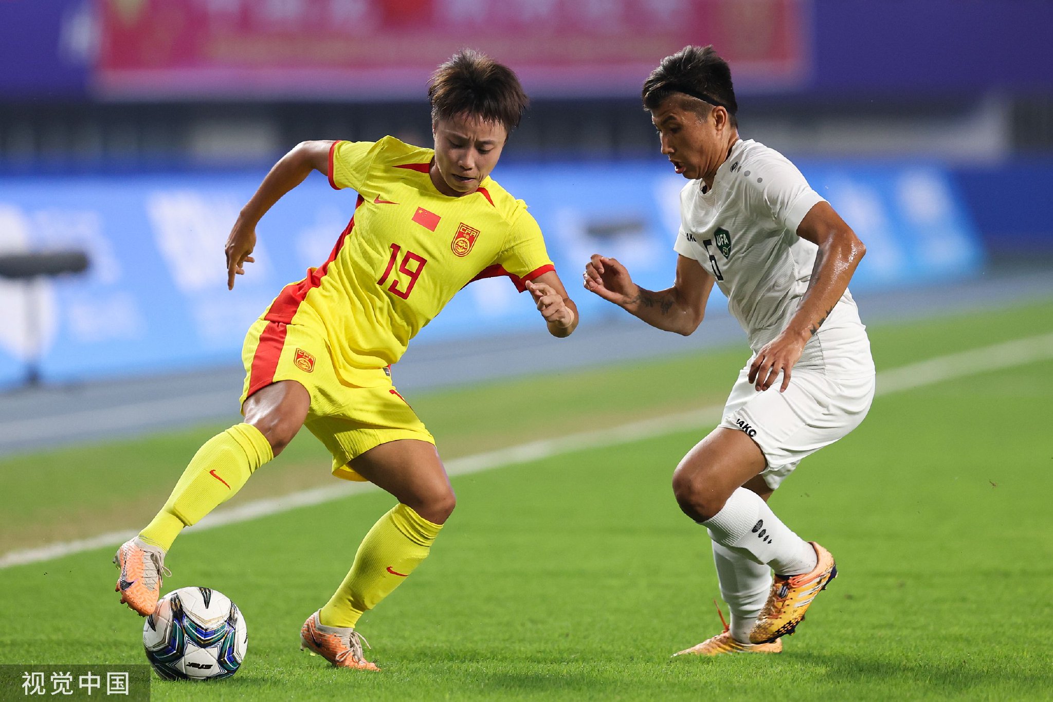 中国女足6-0大胜乌兹别克斯坦,两场进22球晋级八强