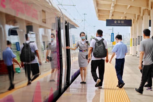 杭州客运段乘务人员引导旅客有序乘车.周围 图