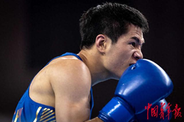 9月27日,杭州体育馆,亚运会拳击比赛,中国选手王向阳在比赛中.