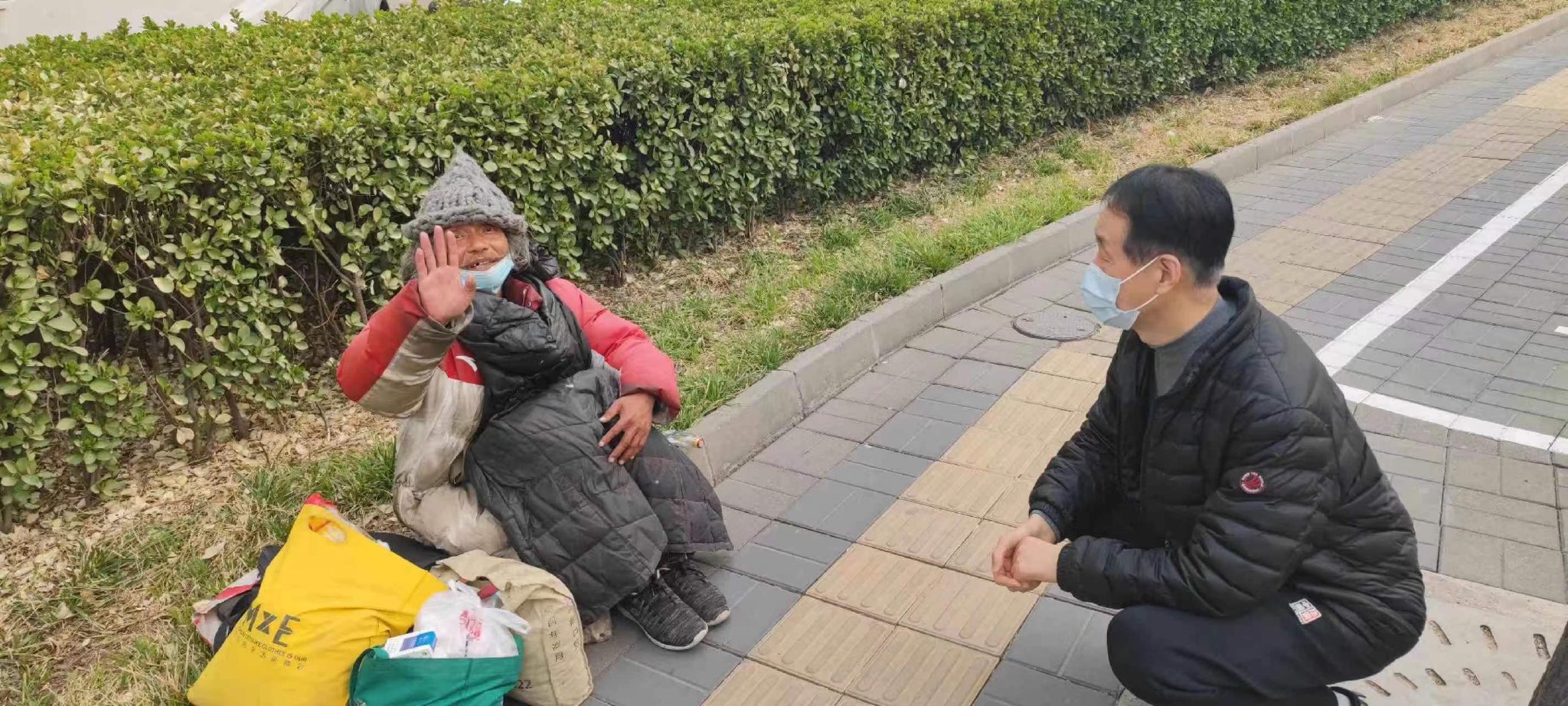 送流浪四十多年的老汉回乡寻亲|上海市|流浪乞讨人员|寻亲_新浪新闻