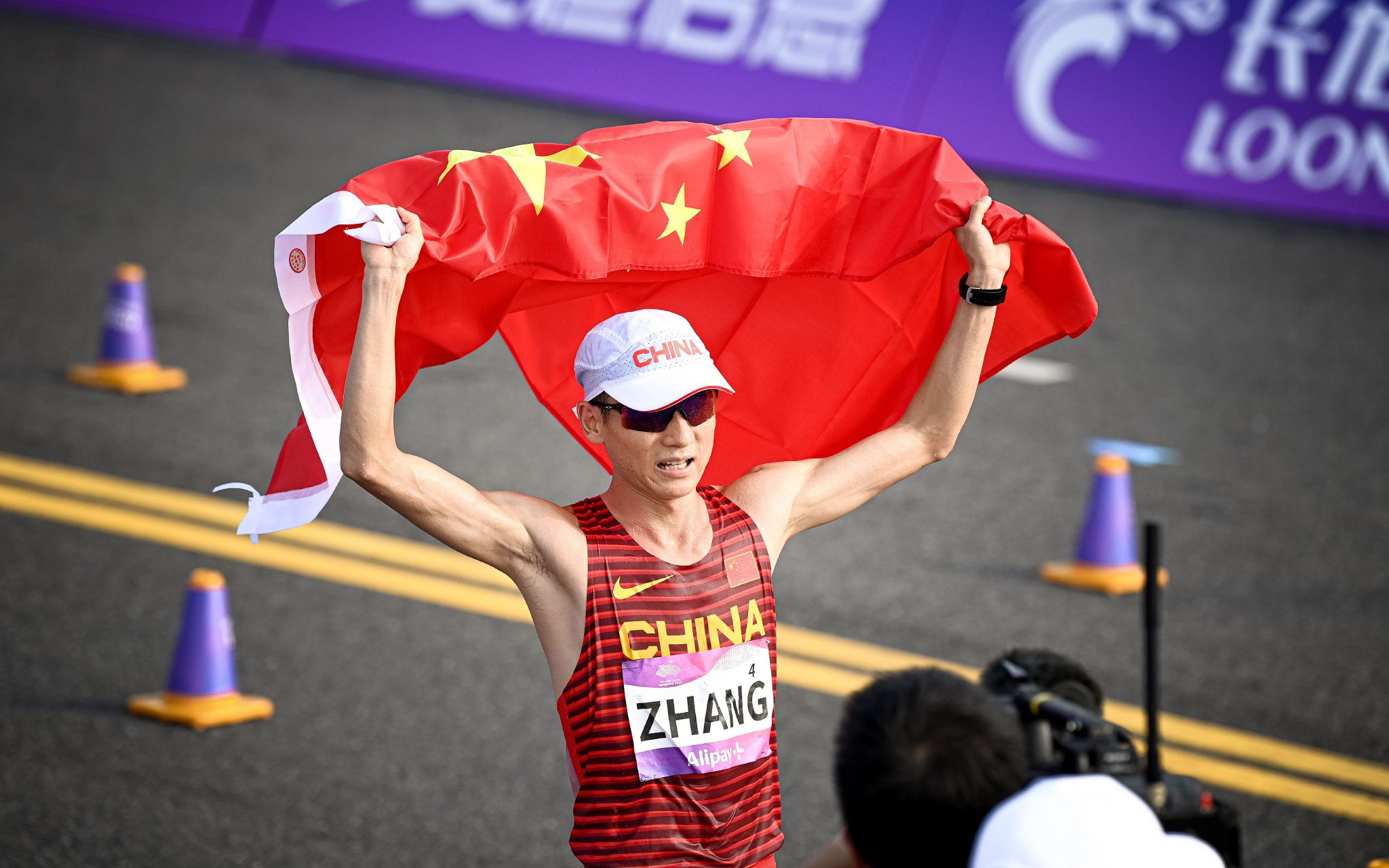 張俊獲杭州亞運會田徑首金,中國男子20公里競走5連冠 - 新浪香港