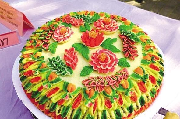 喊唱着不知从哪里听来的童谣:"雨雨大下,花花雀儿回娘家,蒸哈(方言,下