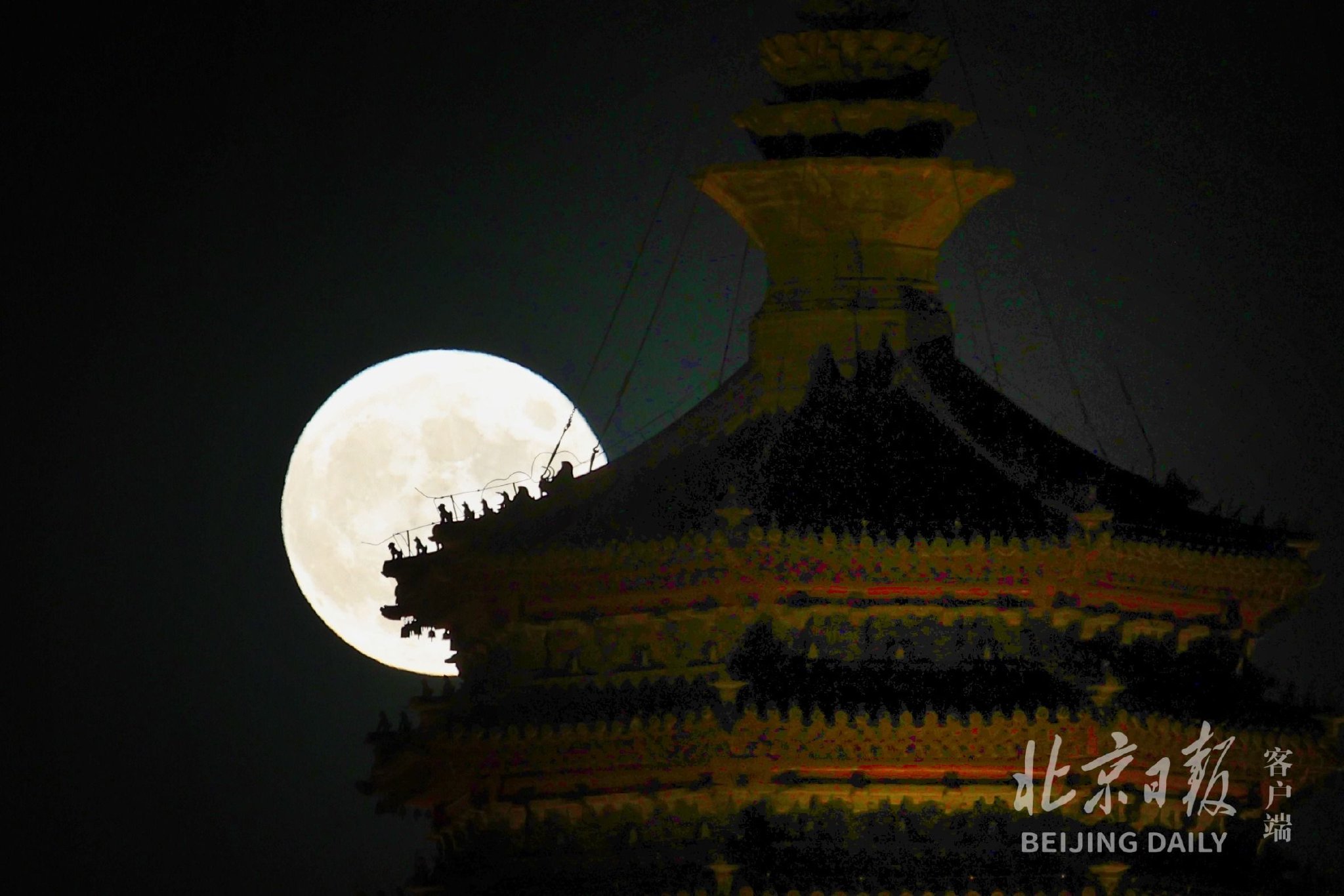 晚,一轮中秋明月在城市副中心燃灯佛舍利塔塔尖上经过,中秋与国庆同欢
