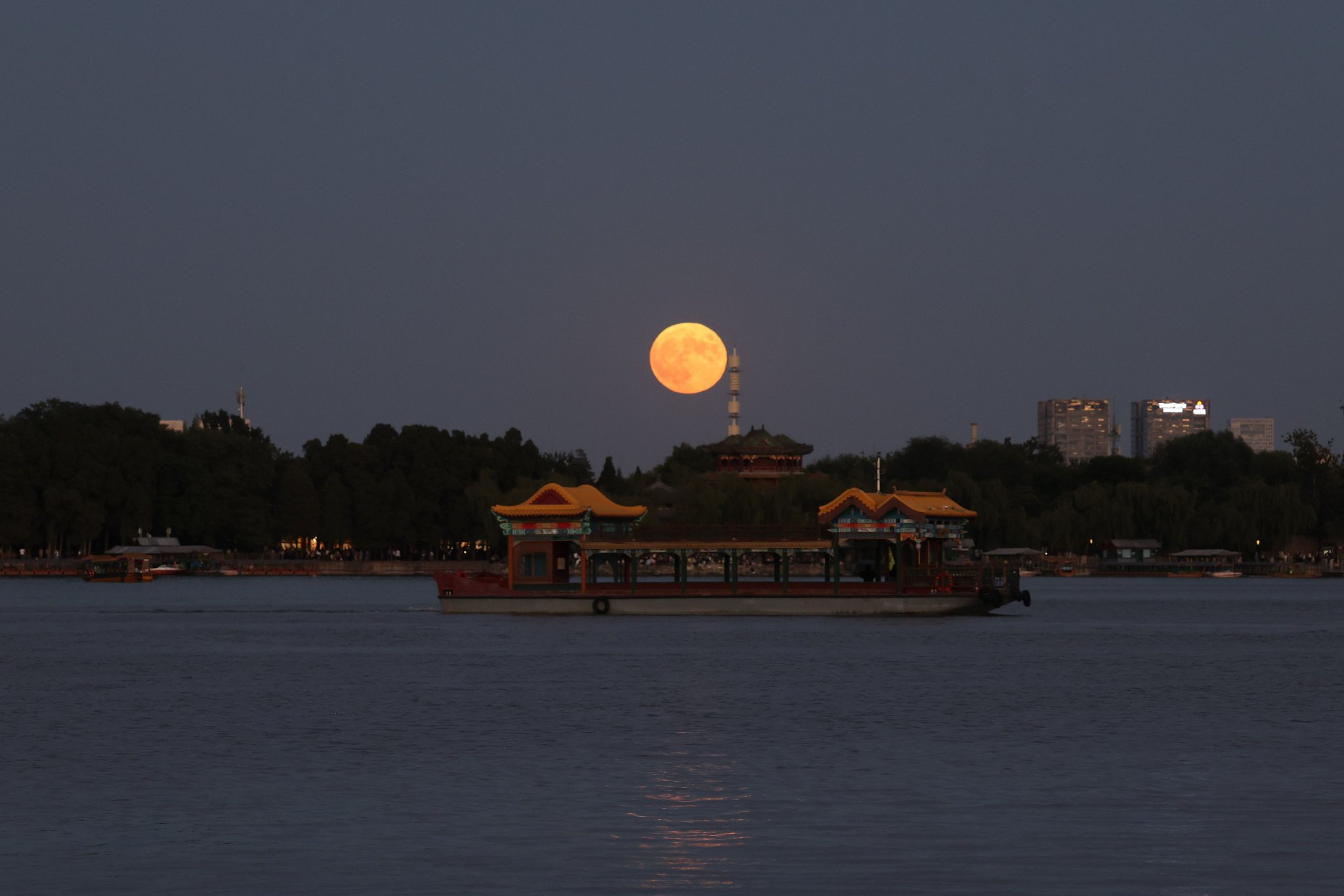 颐和园上空的绝美超级月亮.温红征摄