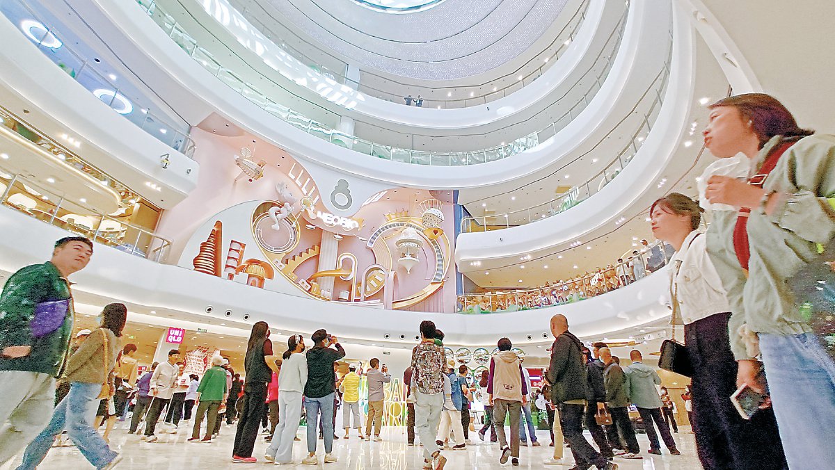 新开业的东坝万达广场引入特色业态,吸引了许多消费者.本报记者程功摄