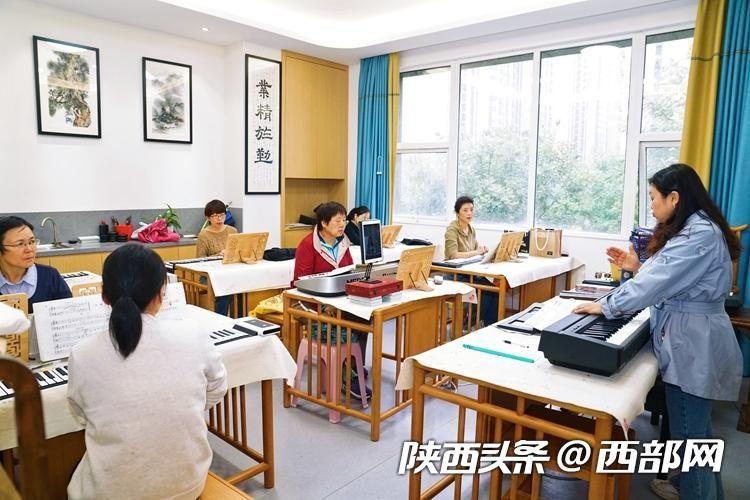 神州五路社区居民在上钢琴课.