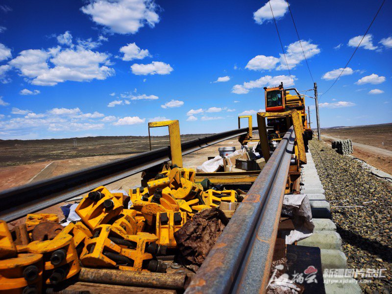 将淖铁路施工现场.天山网-新疆日报记者 逯风暴摄