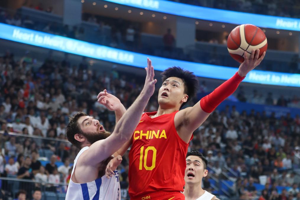 9月28日,中国队球员赵睿(中)在中国台北队球员阿提诺(左)的防守下上篮