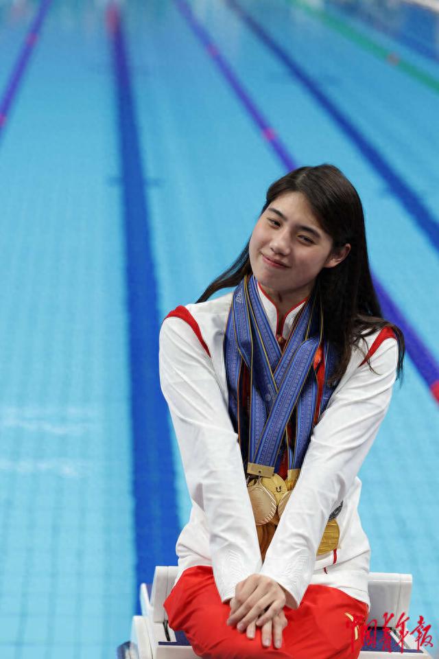 会游泳项目所有比赛结束后,中国队张雨霏佩戴所获的奖牌,接受记者采访