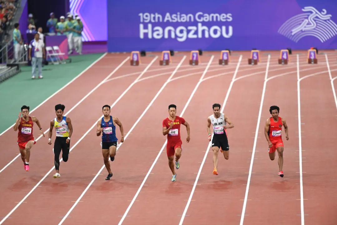 中国选手谢震业(右三)在亚运会男子100米决赛中.