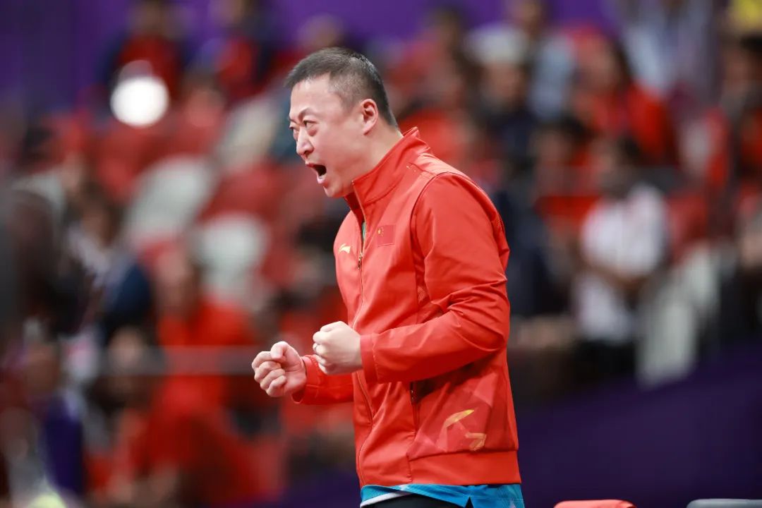中国队教练员马琳在比赛中观战.