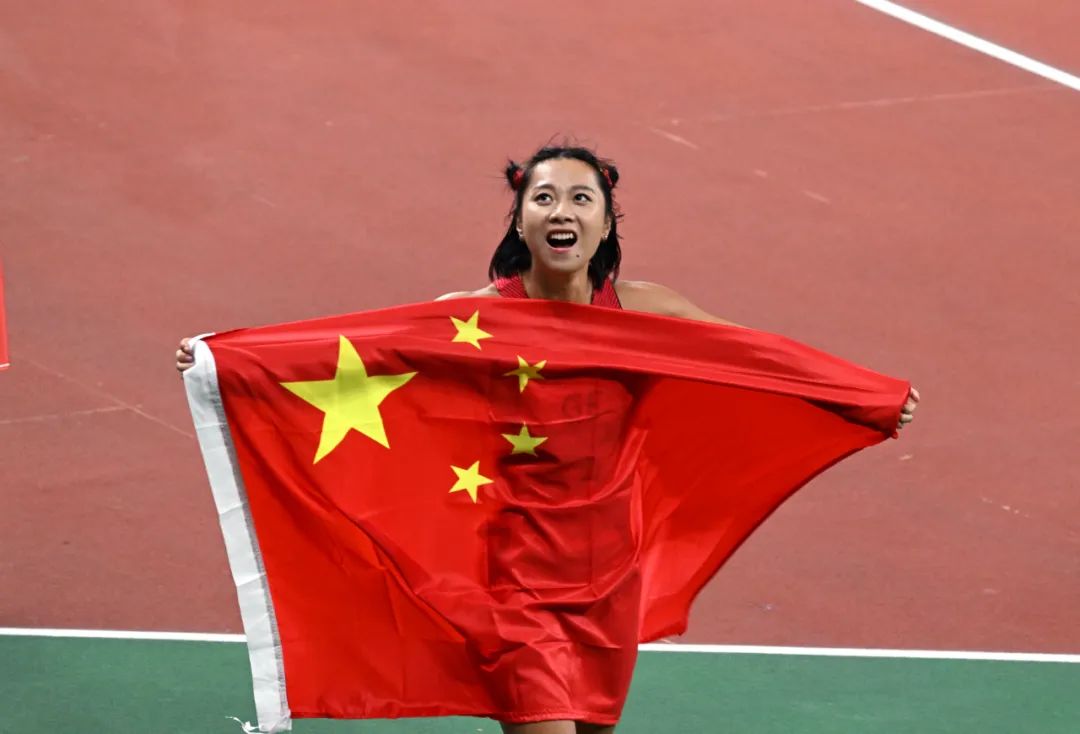 中国选手葛曼棋夺冠后拿着国旗庆祝.