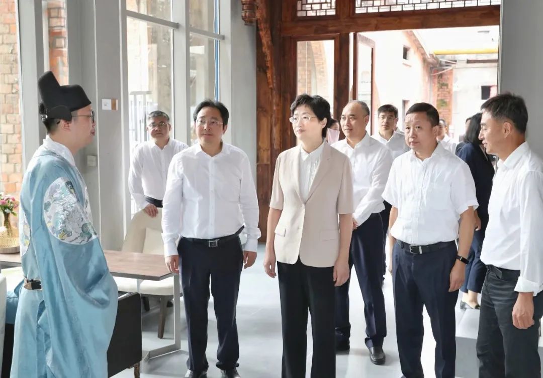 施小琳在东郊记忆·成都国际产业园调研