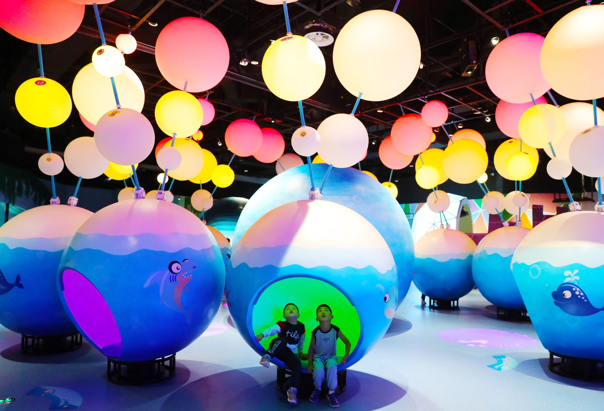 9月30日,小朋友在青岛科技馆体验科普项目.张进刚 摄