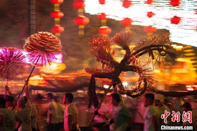 图为中秋之夜维园内舞动的火龙. 记者 侯宇 摄