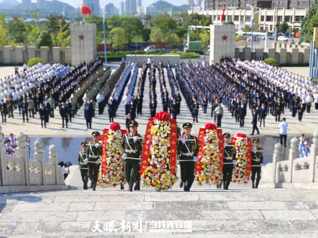 安顺市组织到王若飞烈士陵园烈士纪念广场向英雄敬献花篮.周强 摄
