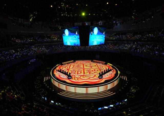 9月29日，杭州电竞中心赛场上的巨型月饼。新华社记者 韩传号 摄