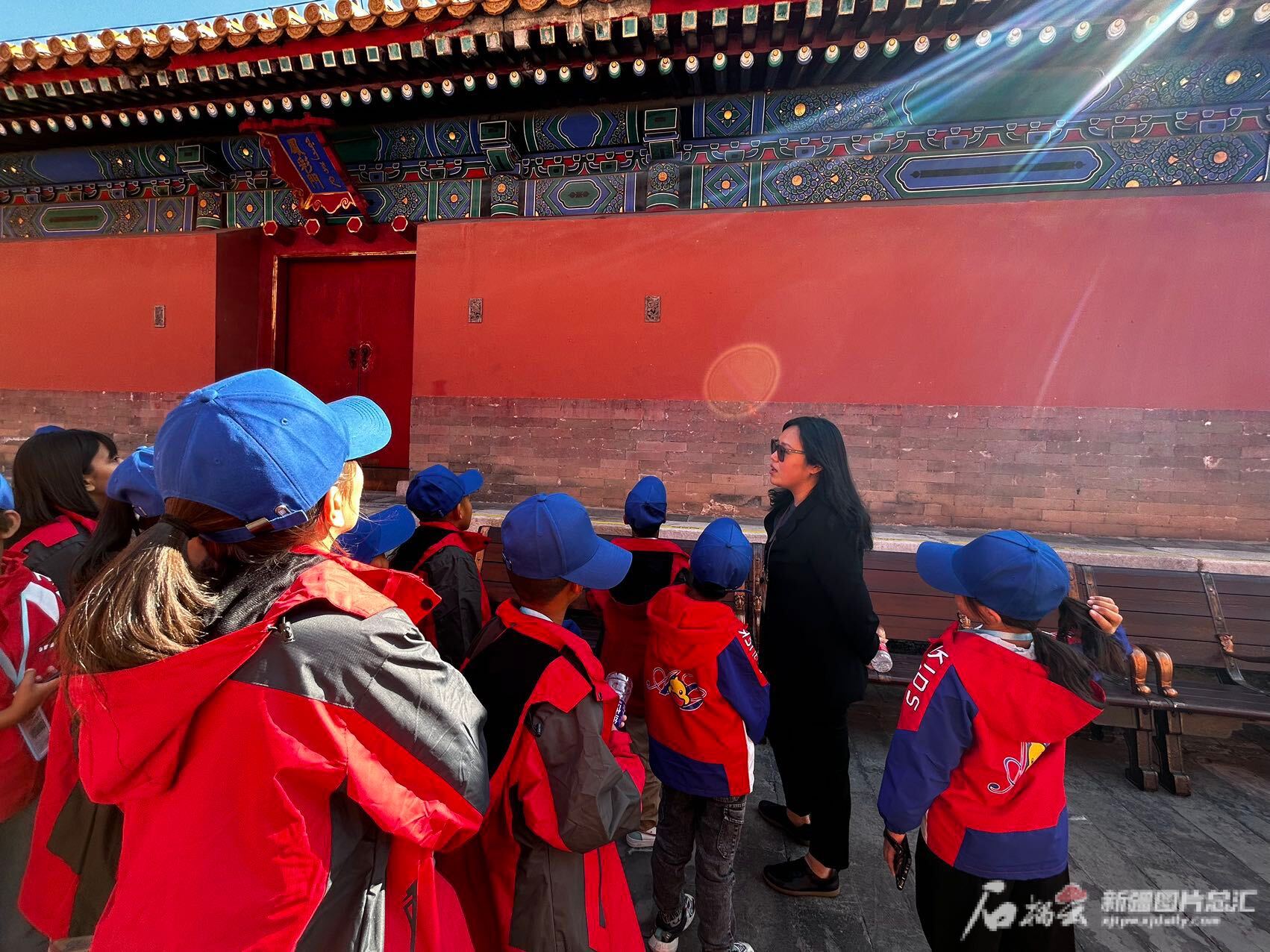 9月30日,故宫讲解员为孩子们介绍故宫的建筑.