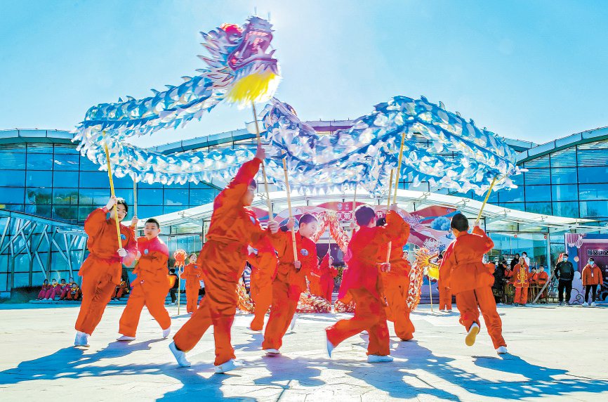 龙腾盛世顺义鲜花港为庆祝双节举办舞龙表演,阳光下飞龙盘桓,气势非凡