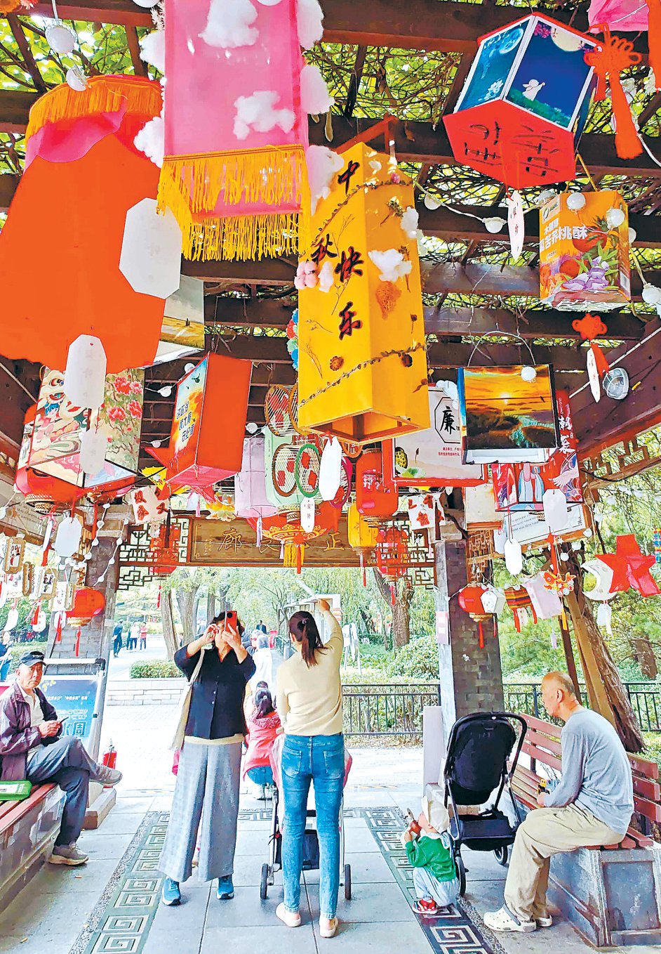 中秋灯会中秋佳节,朝阳区安贞街道组织居民自制500余个灯笼悬挂在安贞