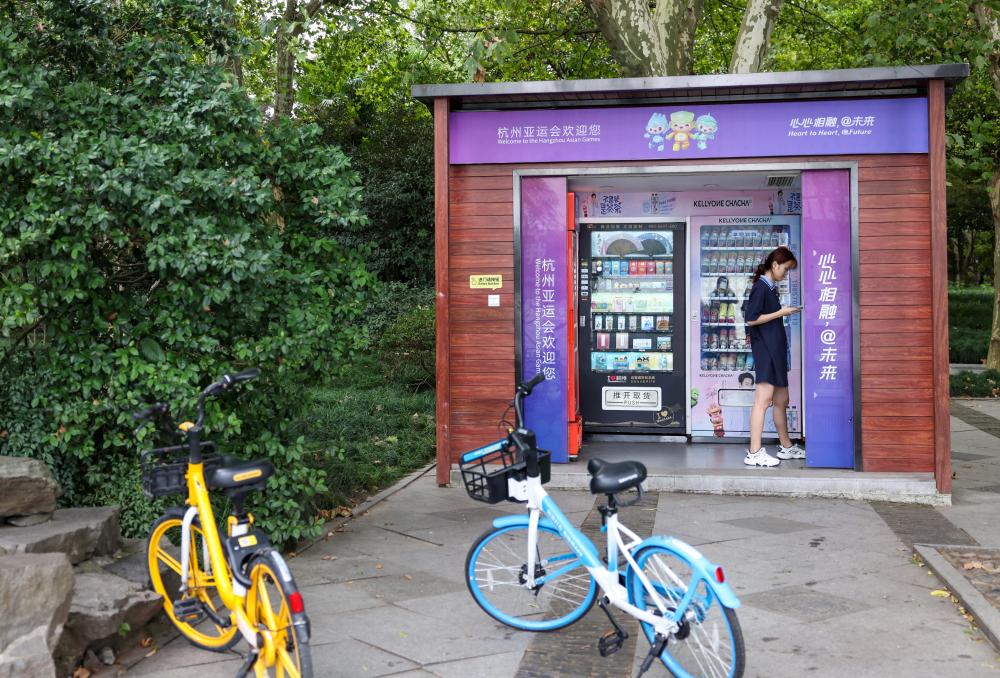 游客在杭州西湖景区亚运会主题便利店购买商品.新华社记者颜麟蕴 摄