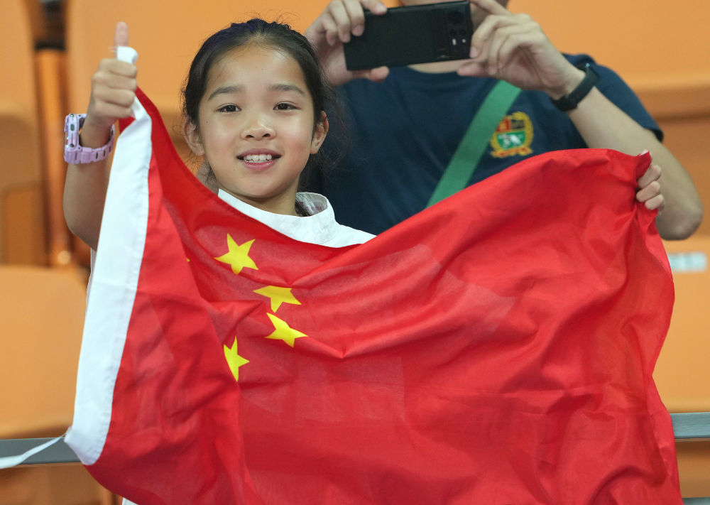 9月27日,观众在颁奖仪式上为中国队选手加油.新华社记者万象摄