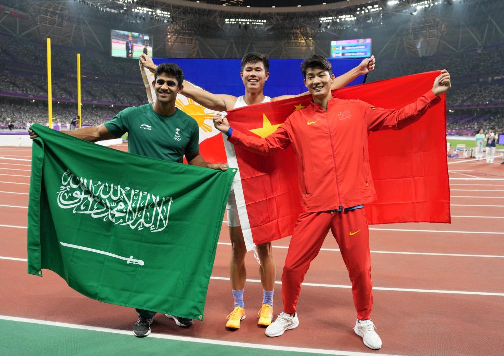 9月30日,希扎姆(左),奥贝纳(中)和黄博凯在比赛后合影.