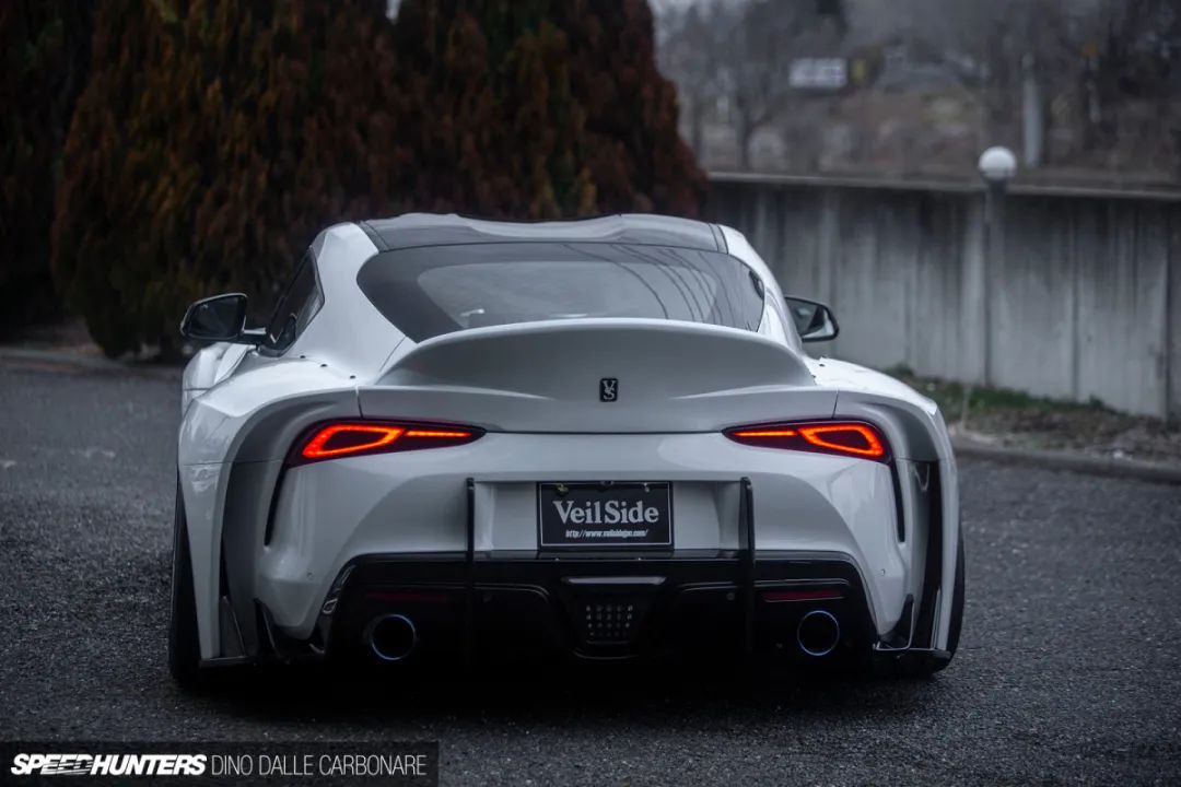 搭载veilside vfs90r 宽体碳纤套件的 supra a90,狂野且激进|改装