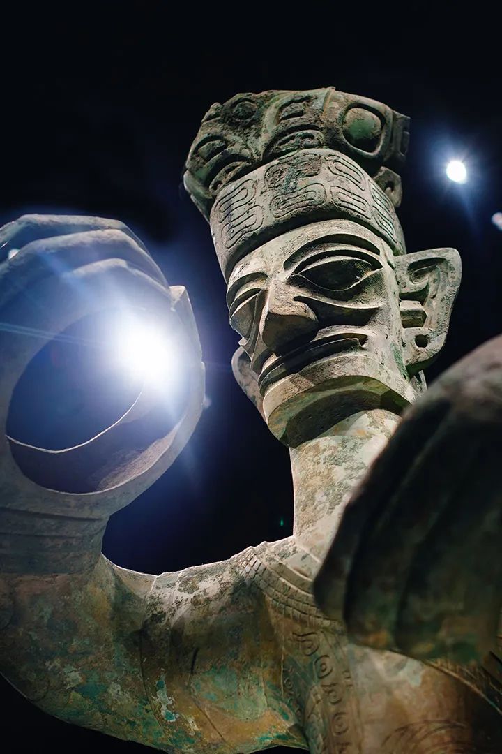 四川三星堆青铜大立人像 (陶轲 摄)