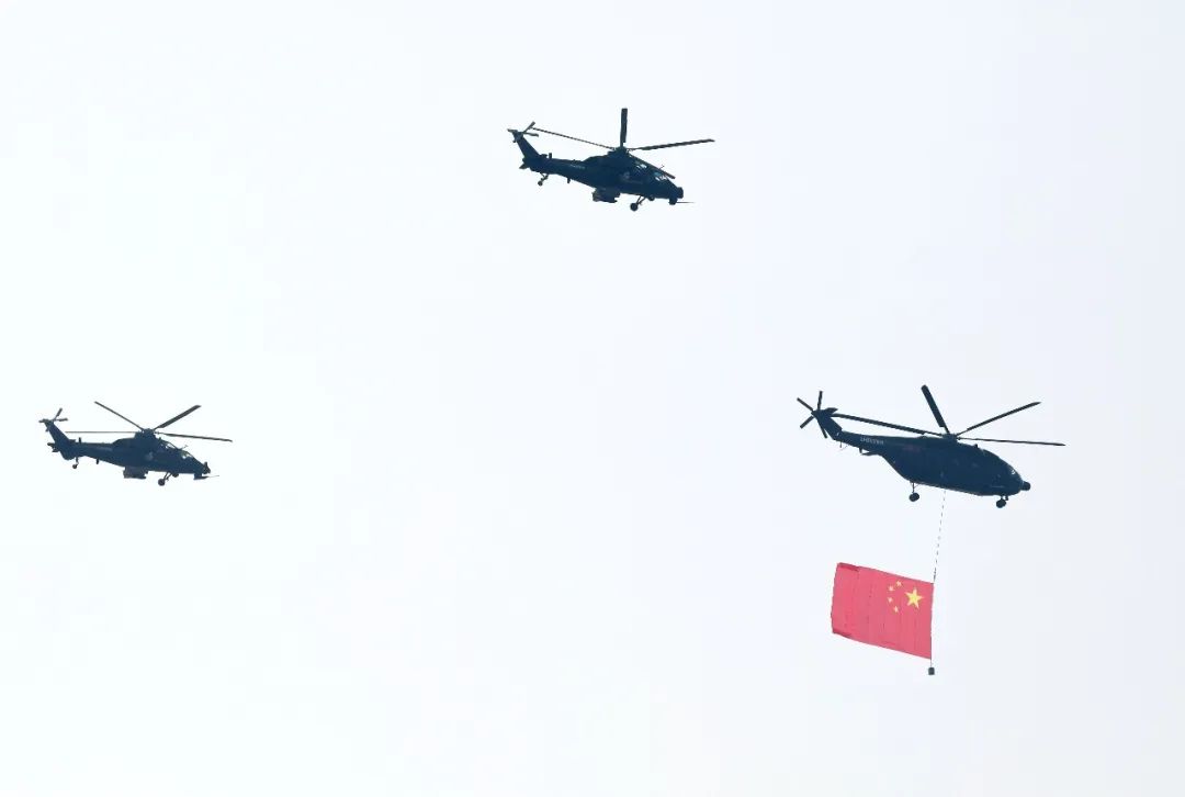 这是庆祝中华人民共和国成立70周年大会的空中护旗梯队。