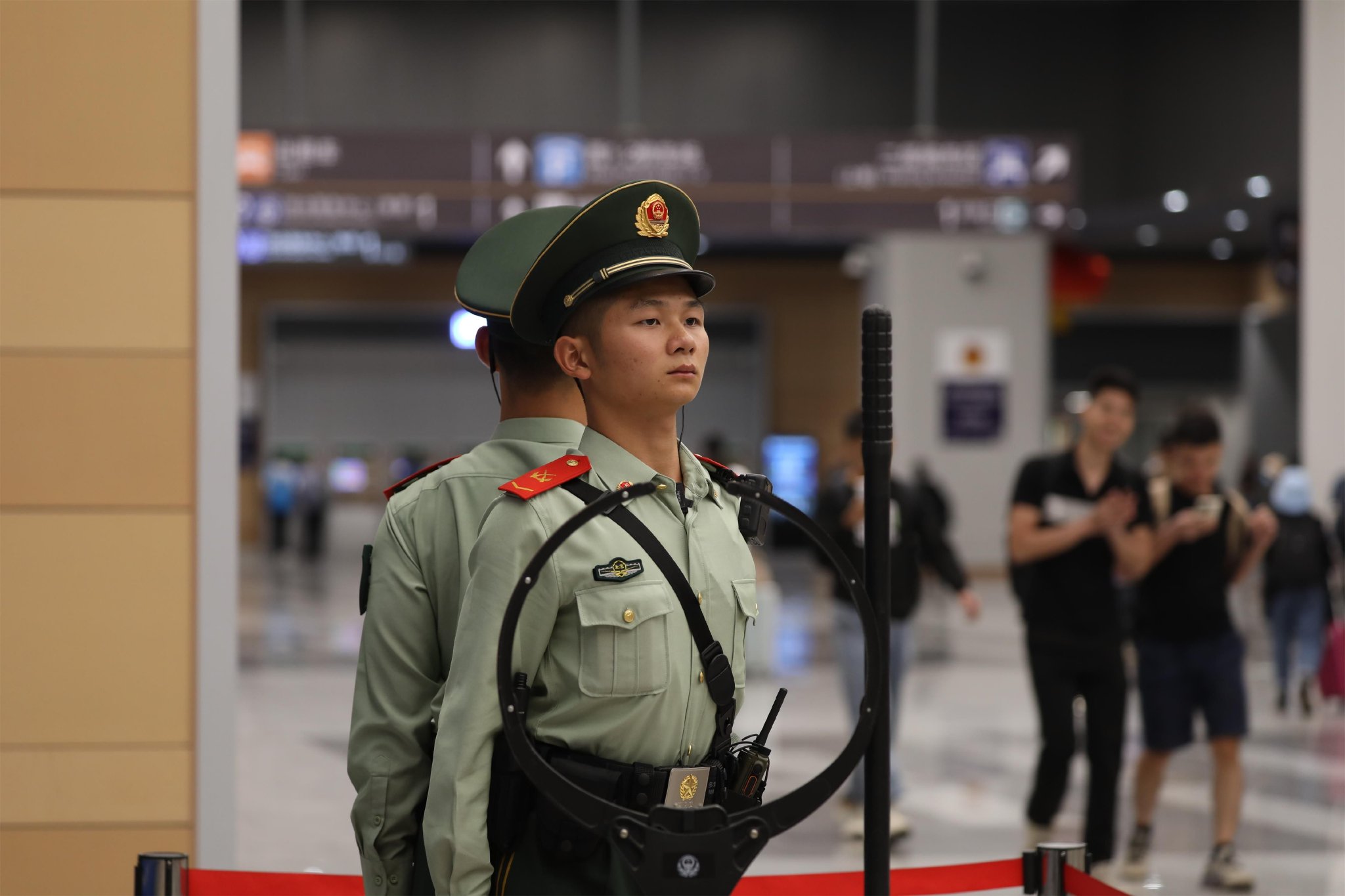 执勤哨兵认真观察旅客出行情况 陈春越 摄