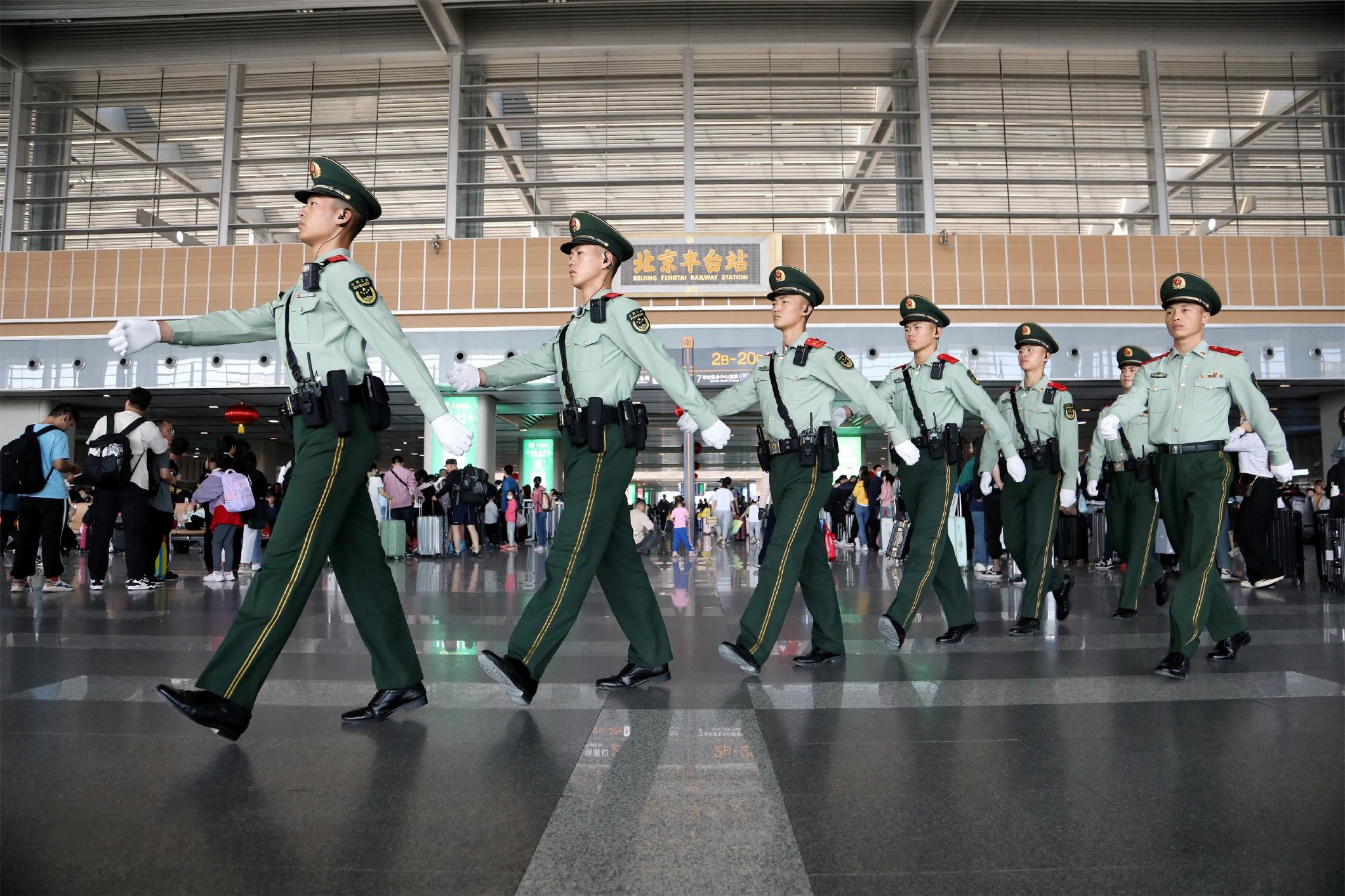 北京丰台站执勤官兵正在向哨位出发 陈春越 摄