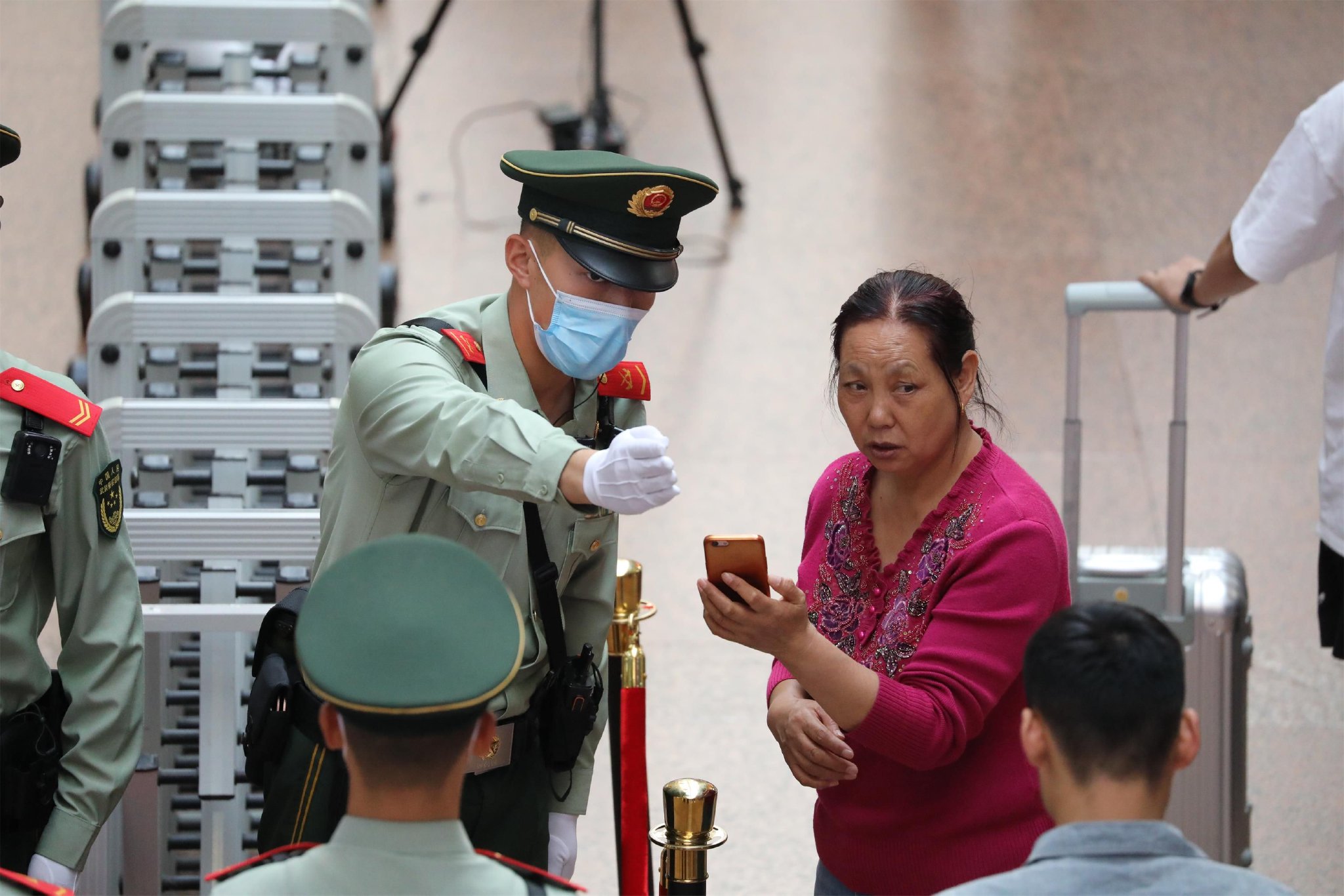 哨兵正在为一名旅客指路 陈春越 摄