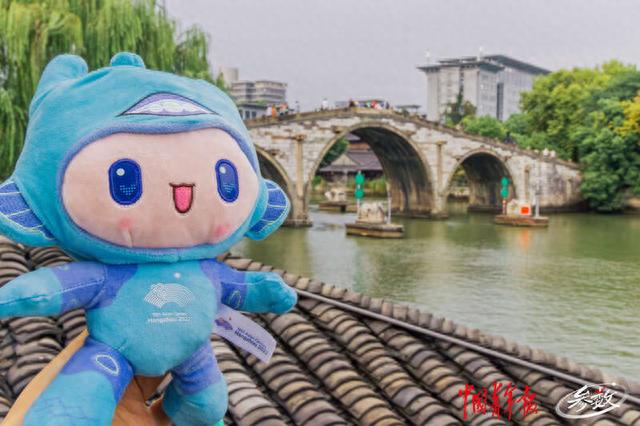 杭州亚运会吉祥物"宸宸"与拱宸桥. 实习生 汪苗/摄