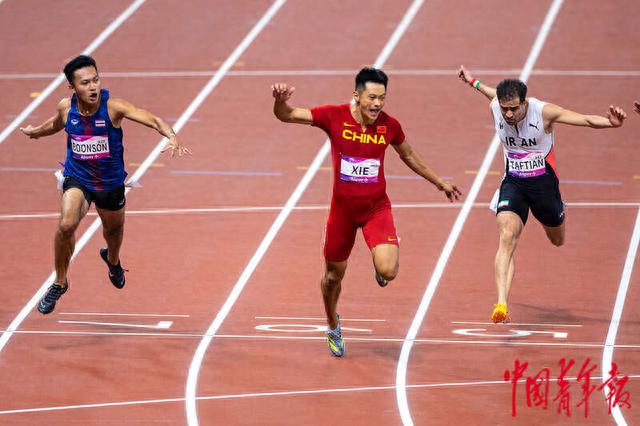 9月30日,杭州奥体中心体育场,中国选手谢震业在男子100米决赛中撞线的