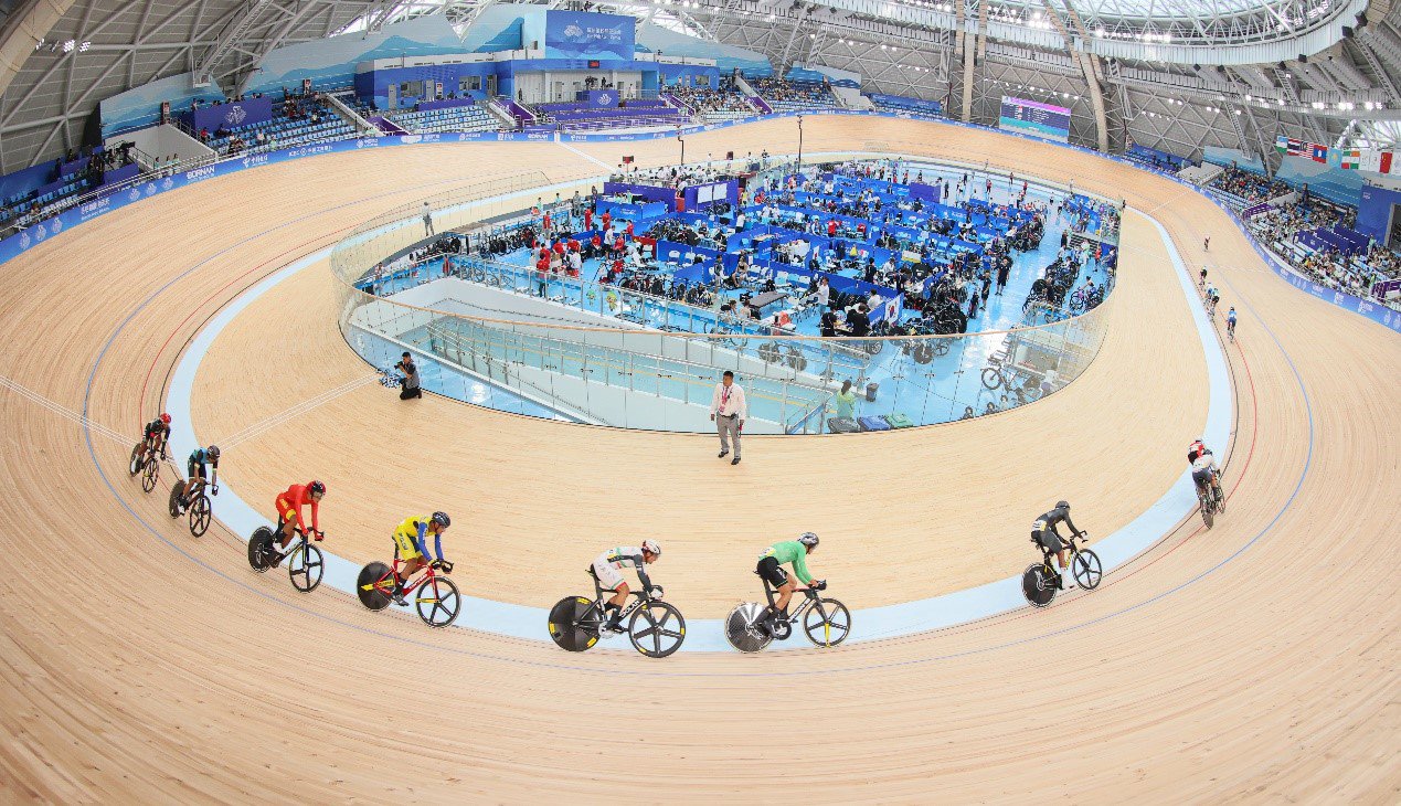 图为杭州亚运会场地自行车男子全能赛捕捉赛如火如荼进行中.