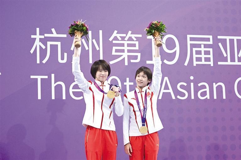 杭州亚运会跳水项目女子双人10米跳台冠军中国组合全红婵(右)/陈芋汐