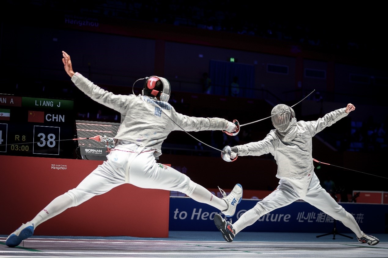 图为杭州亚运会击剑男子团体佩剑比赛现场.亚组委供图