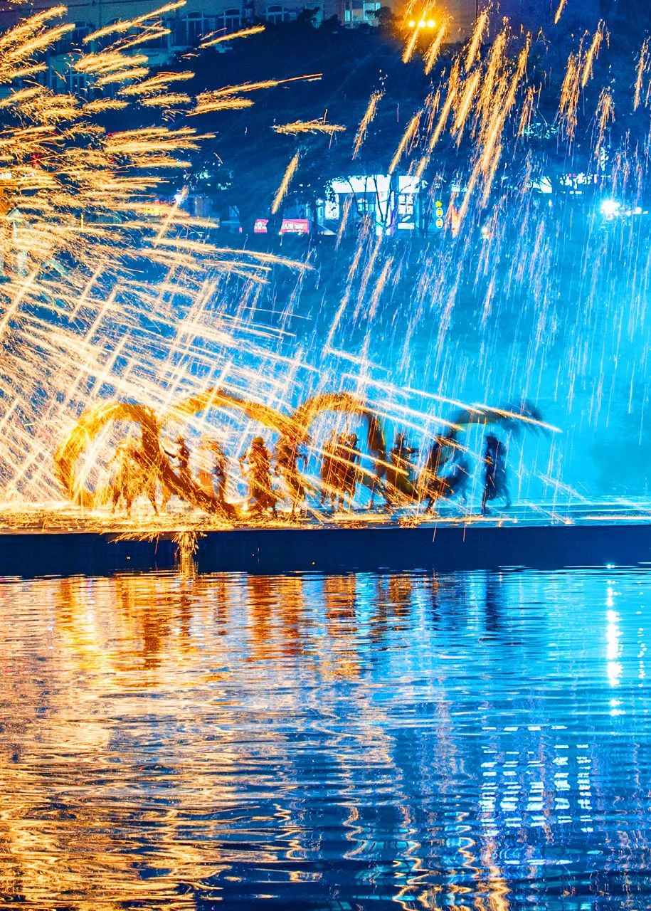 锦江上,成都黄龙溪的"烧火龙" 表演.(陶轲 摄)