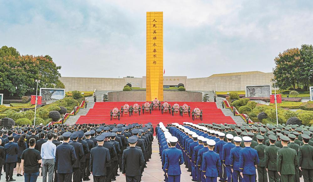 9月30日,我省在成都市烈士陵园隆重举行向人民英雄敬献花篮仪式.